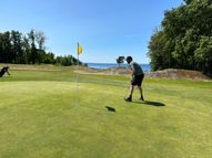 Morten putter på Ombergs Golf
